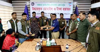 ঝিনাইদহে উদ্ধার ১০৪টি মোবাইল ও এমএফএসের টাকা মালিকদের ফেরত দিলো পুলিশ